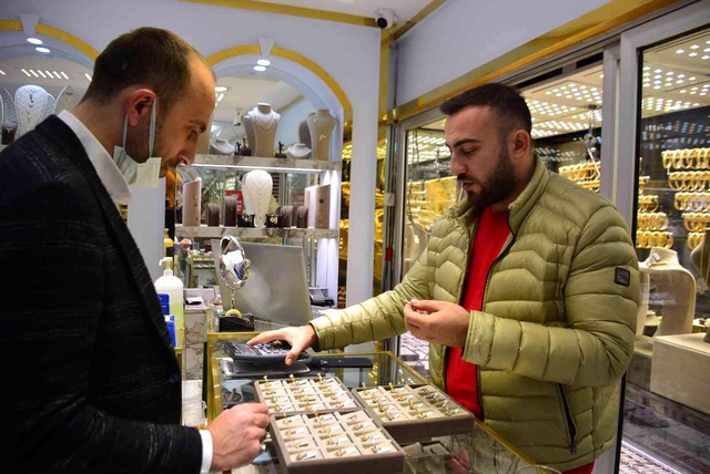 Düğünlerde artık çeyrek altın takılmıyor! 0.25 ile 0.50 grama rağbet var Düğünlerde artık çeyrek altın takılmıyor! 0.25 ile 0.50 grama rağbet var