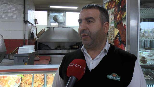 Kebapçıya döner bıçaklı saldırı! Siparişi geciken kadın deliye döndü Kebapçıya döner bıçaklı saldırı! Siparişi geciken kadın deliye döndü