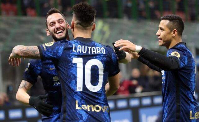 Ne yaptın sen Hakan! Milli futbolcumuzun akıllara durgunluk veren golü tüm dünyanın dilinde Ne yaptın sen Hakan! Milli futbolcumuzun akıllara durgunluk veren golü tüm dünyanın dilinde