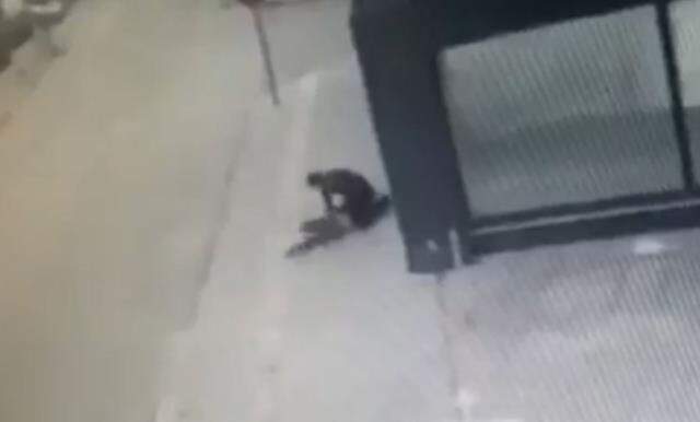 Sözleşmeli er, takip ettiği kadın polisi yere yatırıp defalarca kez bıçakladı! Sokak ortasında vahşet kamerada Sözleşmeli er, takip ettiği kadın polisi yere yatırıp defalarca kez bıçakladı! Sokak ortasında vahşet kamerada