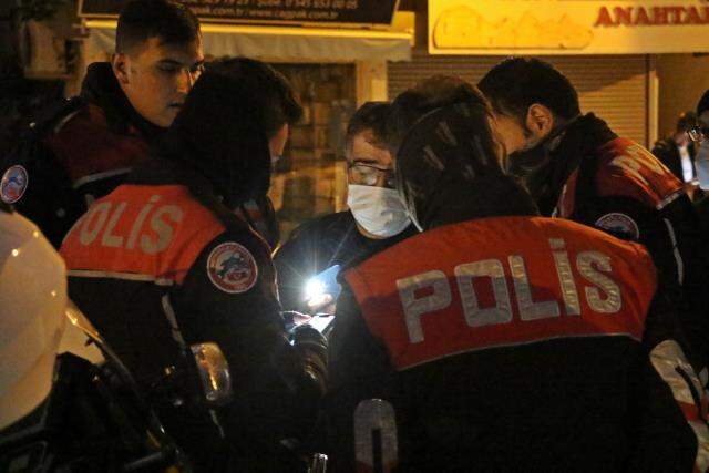Sözleşmeli er, takip ettiği kadın polisi yere yatırıp defalarca kez bıçakladı! Sokak ortasında vahşet kamerada Sözleşmeli er, takip ettiği kadın polisi yere yatırıp defalarca kez bıçakladı! Sokak ortasında vahşet kamerada