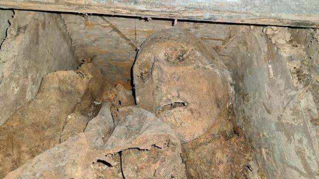 330 yıl önce ölen adamın mezarı kazıldı, karşılarında gördüklerine polisler bile inanamadı