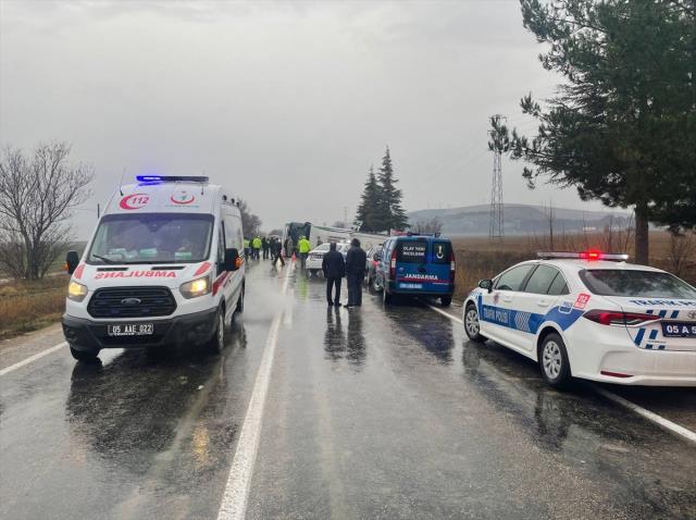Amasya'da yolcu otobüsü devrildi: 2 kişi hayatını kaybetti, 24 yaralı var