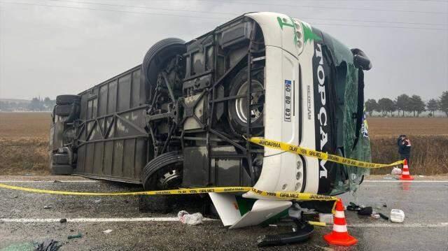 Amasya'da yolcu otobüsü devrildi: 2 kişi hayatını kaybetti, 24 yaralı var