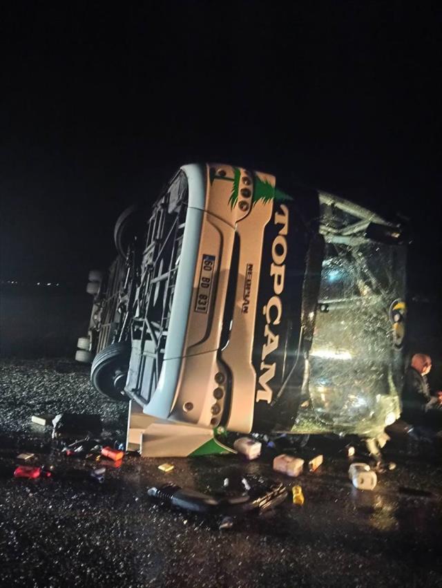 Amasya'da yolcu otobüsü devrildi: 2 kişi hayatını kaybetti, 24 yaralı var