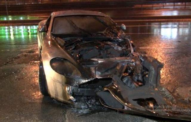 Avcılar'da 2 milyon lira değerindeki lüks otomobil yanarak kullanılamaz hale geldi Avcılar'da 2 milyon lira değerindeki lüks otomobil yanarak kullanılamaz hale geldi