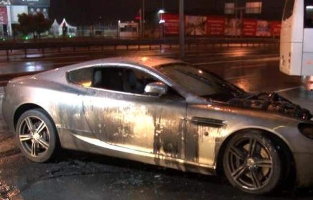 Avcılar'da 2 milyon lira değerindeki lüks otomobil yanarak kullanılamaz hale geldi Avcılar'da 2 milyon lira değerindeki lüks otomobil yanarak kullanılamaz hale geldi