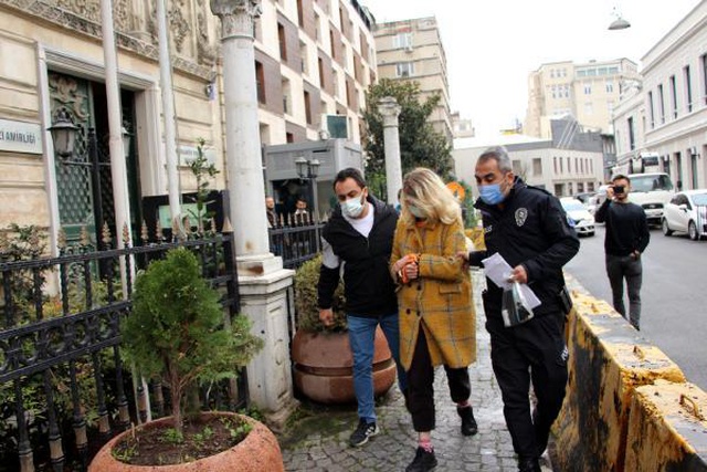 Karaköy'de Türk Bayrağı'nı koparan turist gözaltına alındı