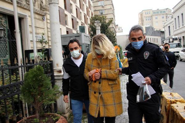 Karaköy'de Türk Bayrağı'nı koparan turist gözaltına alındı