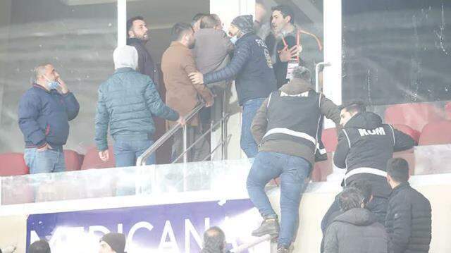 Ortalık savaş alanına döndü! Sivasspor taraftarının küfrünü duyan Fatih Terim çıldırdı Ortalık savaş alanına döndü! Sivasspor taraftarının küfrünü duyan Fatih Terim çıldırdı