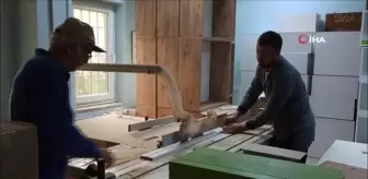 Milas Mesleki Eğitim Merkezi'nde 50 kütüphaneye kitaplık üretildi