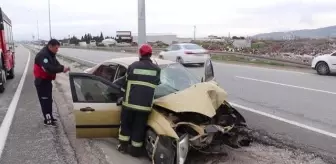 Aydınlatma direğine çarpan otomobilin sürücüsü yaralandı