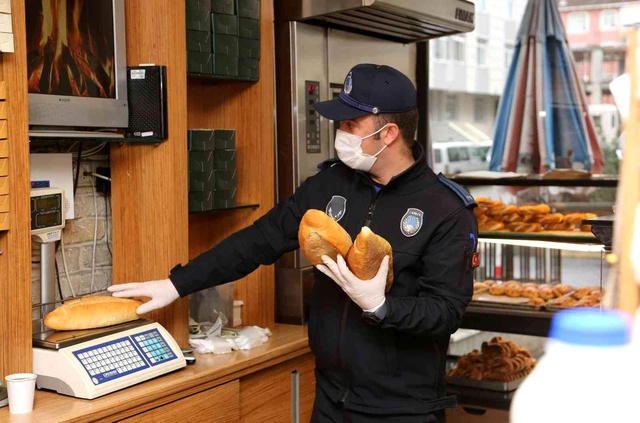 Zincir marketler ile fırınlara fiyat denetimi yapıldı, raflardan tarihi geçmiş ürünler çıktı Zincir marketler ile fırınlara fiyat denetimi yapıldı, raflardan tarihi geçmiş ürünler çıktı