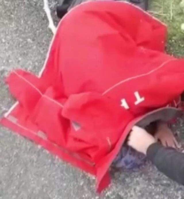 Yürek parçalayan görüntü! Kocası tarafından öldüresiye dövülen kadın yola yığılıp kaldı Yürek parçalayan görüntü! Kocası tarafından öldüresiye dövülen kadın yola yığılıp kaldı