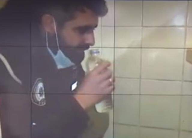 'Zehir' operasyonuna damga vuran görüntü! Sahte içkiyi bir iş hanının tuvaletinde satıyorlarmış
