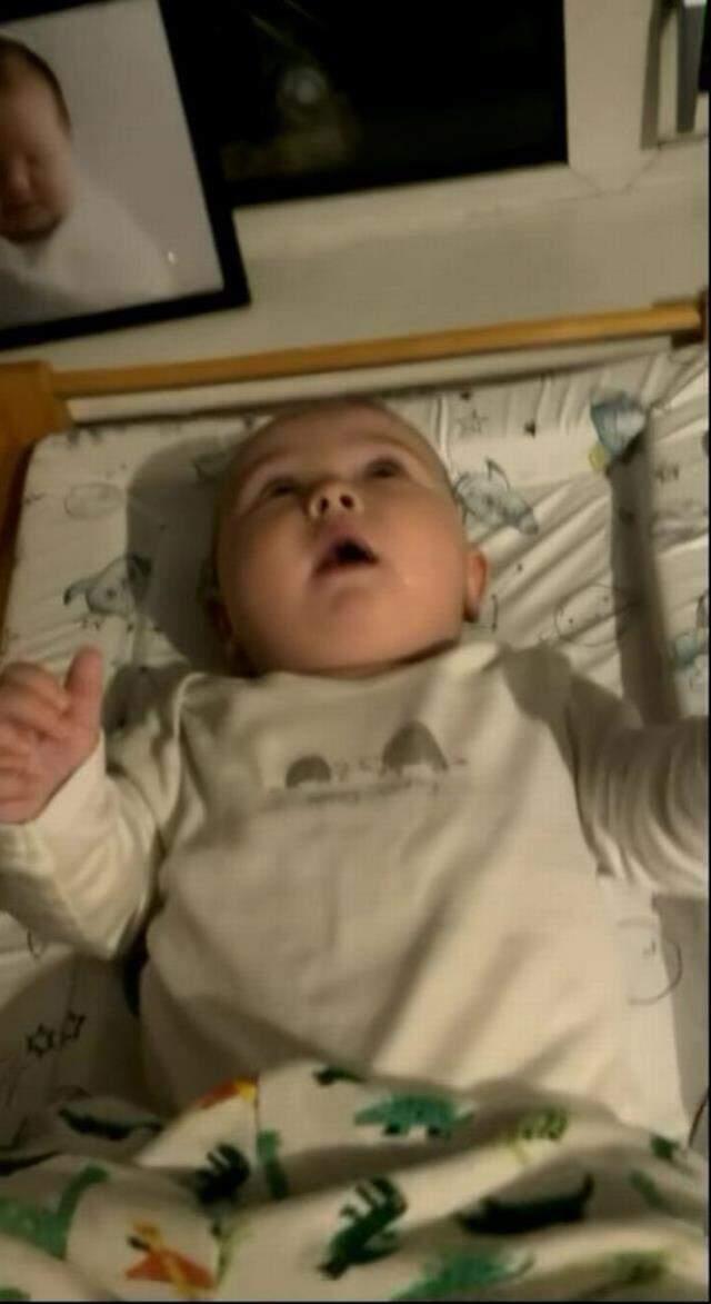 8 aylıkken konuşmaya başlayan bebeğin ilk sözleri anne ve babasını hayretler içinde bıraktı 8 aylıkken konuşmaya başlayan bebeğin ilk sözleri anne ve babasını hayretler içinde bıraktı