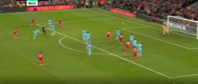Liverpool maçında ağızlar açık kaldı! Shelvey'nin akılamaz golüne Trent'ten müthiş cevap