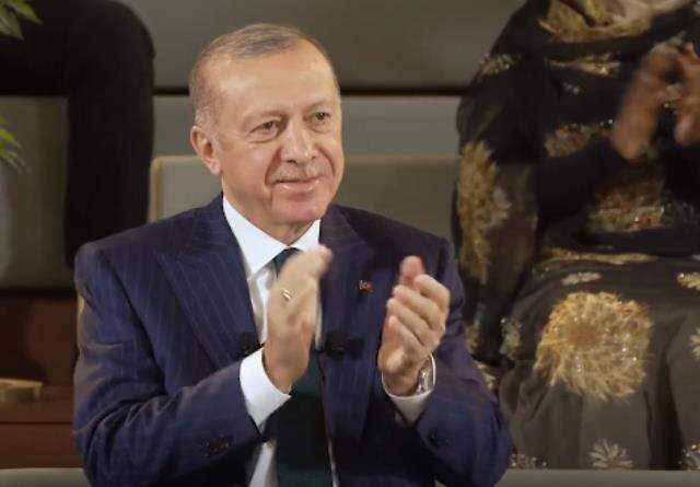 Cumhurbaşkanı Erdoğan, Afrikalı gençlerle buluştu! Çadlı Ömer'in okuduğu 'Zulmü alkışlayamam' şiiri geceye damga vurdu Cumhurbaşkanı Erdoğan, Afrikalı gençlerle buluştu! Çadlı Ömer'in okuduğu 'Zulmü alkışlayamam' şiiri geceye damga vurdu