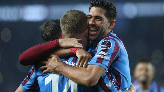 Fırtına'nın şampiyonluk yürüyüşü sürüyor! Hatayspor'u 2-0 deviren Trabzonspor, liderliği perçinledi Fırtına'nın şampiyonluk yürüyüşü sürüyor! Hatayspor'u 2-0 deviren Trabzonspor, liderliği perçinledi