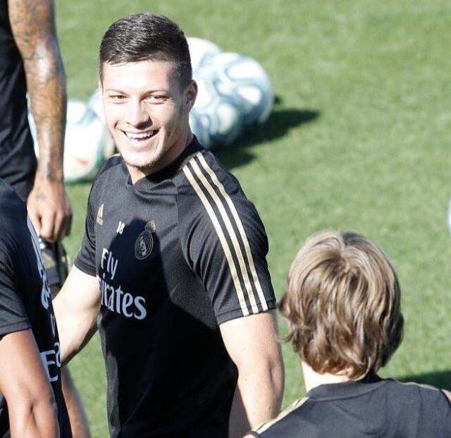 Galatasaray'ı takibe alan dünyaca ünlü golcü Jovic, Real Madrid'den ayrılıyor Galatasaray'ı takibe alan dünyaca ünlü golcü Jovic, Real Madrid'den ayrılıyor