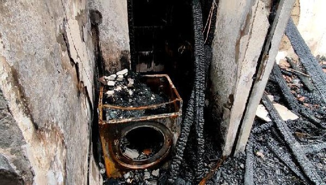 Madde bağımlısı oğulları evi yaktı, otomobilde kalıyorlar