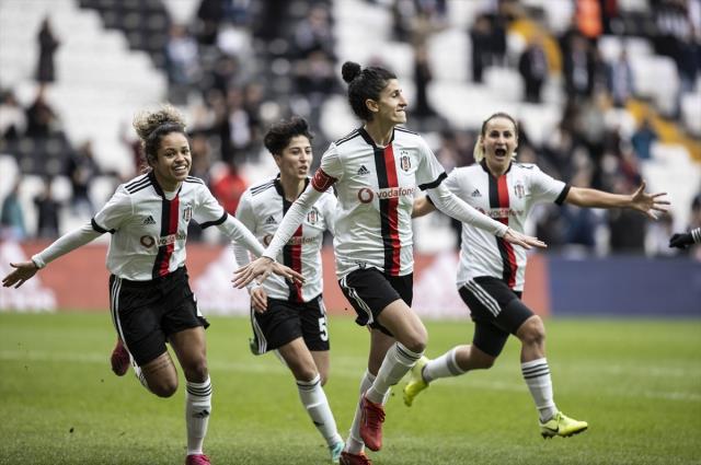 Son Dakika: Kadın Futbol Süper Ligi'nin ilk hafta maçında, tarihteki ilk Beşiktaş-Fenerbahçe derbisini Siyah-Beyazlılar 2-1 kazandı