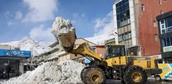 Başkale'de karlar kamyonlarla ilçe dışına taşınıyor