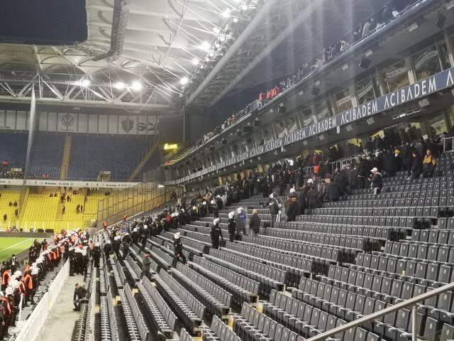 Fenerbahçe tribünleri savaş alanına döndü! Ali Koç kavgasına polis müdahale etti Fenerbahçe tribünleri savaş alanına döndü! Ali Koç kavgasına polis müdahale etti
