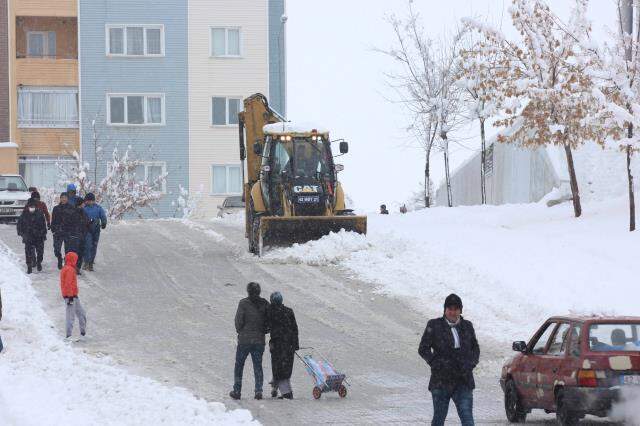 Kar ve tipi yurdun çoğu bölgesini esir aldı! İlk tatil haberi beyaza bürünen Konya'dan geldi Kar ve tipi yurdun çoğu bölgesini esir aldı! İlk tatil haberi beyaza bürünen Konya'dan geldi