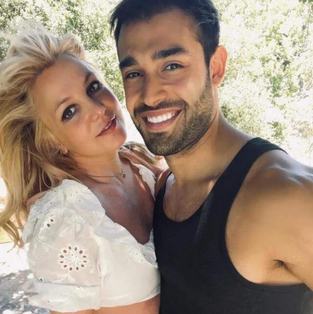 Ünlü şarkıcı Britney Spears'ın nişanlısından tartışma yaratan sözler: Yılbaşında bebek yapacağız Ünlü şarkıcı Britney Spears'ın nişanlısından tartışma yaratan sözler: Yılbaşında bebek yapacağız