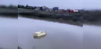 Dereye atılan buzdolabı görenleri şaşkına çevirdi