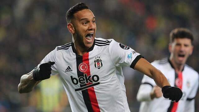 Kadıköy'de taraftarı çıldırtan eski Fenerli Josef'ten Mesut Özil'e olay gönderme