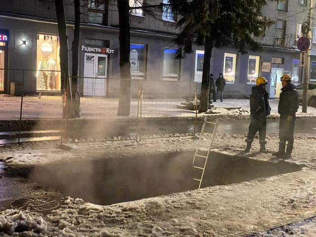 Seyir halindeki araç kaynar su dolu çukura düştü! Sürücü yara almadan kurtuldu