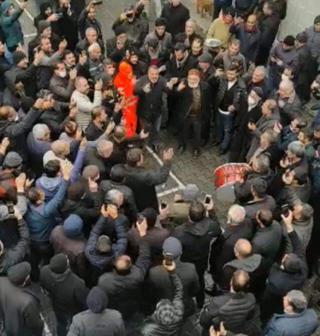 Esnaf doların 12 liraya düşmesini 'Recep Tayyip Erdoğan' tezahüratları eşliğinde halay çekerek kutladı Esnaf doların 12 liraya düşmesini 'Recep Tayyip Erdoğan' tezahüratları eşliğinde halay çekerek kutladı