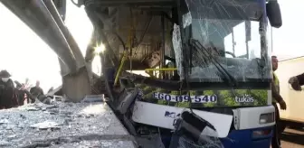 Belediye otobüsü köprü korkuluklarına çarptı