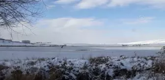 Hafik Gölü'nün yüzeyi kısmen buz tuttu