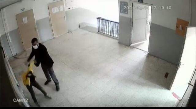 Öğrencisini yumruklayıp boğazını sıkan öğretmen 1 gün gözaltında kaldıktan sonra serbest bırakıldı