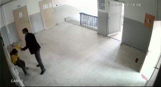 Öğrencisini yumruklayıp boğazını sıkan öğretmen 1 gün gözaltında kaldıktan sonra serbest bırakıldı