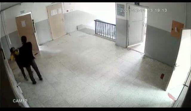 Öğrencisini yumruklayıp boğazını sıkan öğretmen 1 gün gözaltında kaldıktan sonra serbest bırakıldı