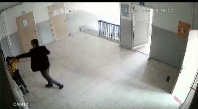 Öğrencisini yumruklayıp boğazını sıkan öğretmen 1 gün gözaltında kaldıktan sonra serbest bırakıldı