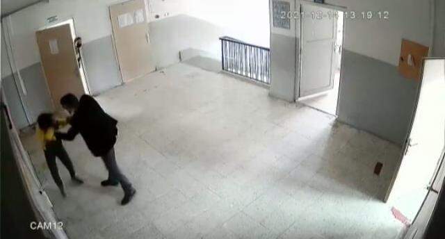 Öğrencisini yumruklayıp boğazını sıkan öğretmen 1 gün gözaltında kaldıktan sonra serbest bırakıldı