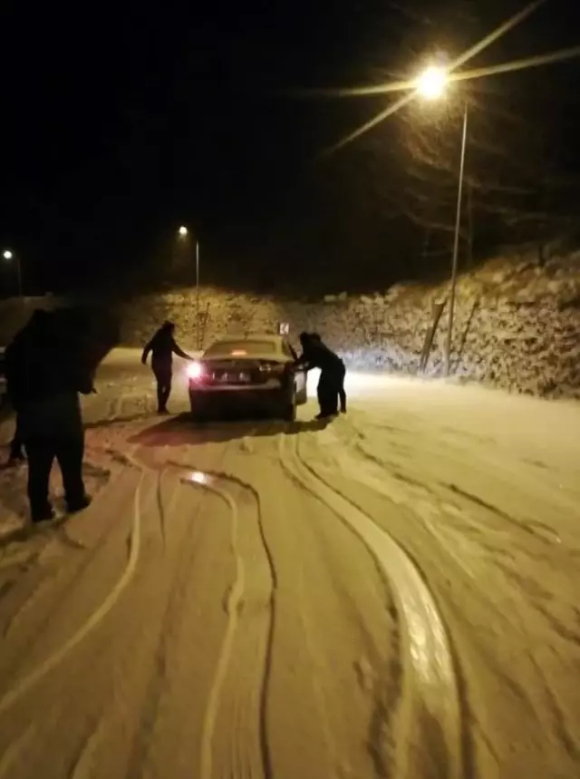 Milli Eğitim Müdürünün zor anları! Buz pistine dönen yolda makam aracını durdurmak için böyle mücadele ettiler