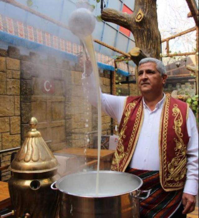 Cumhurbaşkanı Erdoğan gazetecilere ikram etti, ünü tüm Türkiye'ye yayıldı! Bucak salebi kilosu 1500 liradan satılıyor Cumhurbaşkanı Erdoğan gazetecilere ikram etti, ünü tüm Türkiye'ye yayıldı! Bucak salebi kilosu 1500 liradan satılıyor