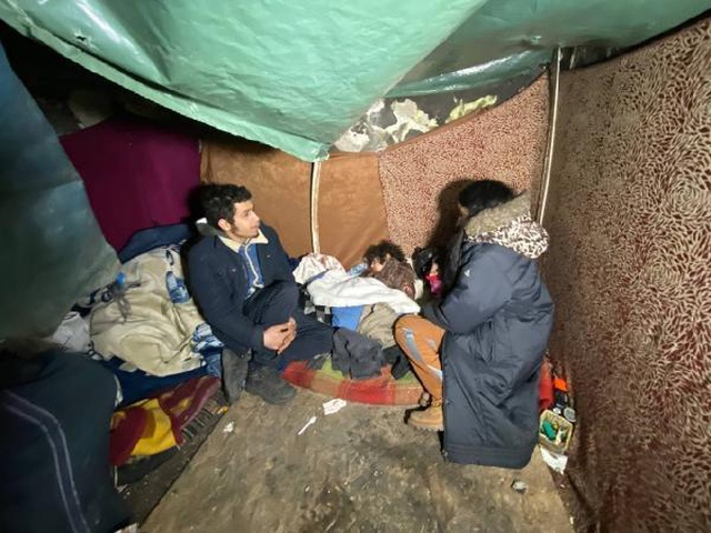 Yürek burkan görüntü! Eşi ve 3 yaşındaki kızıyla mağara gibi depoda yaşıyor Yürek burkan görüntü! Eşi ve 3 yaşındaki kızıyla mağara gibi depoda yaşıyor