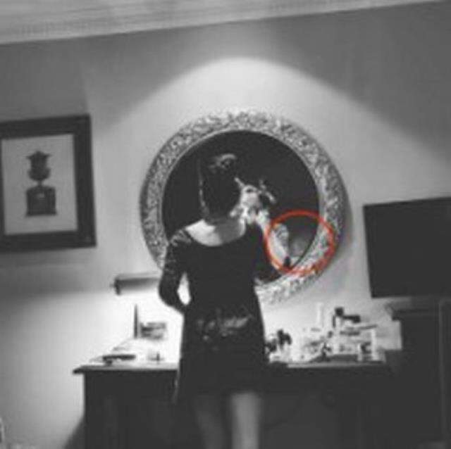 Gece otel odasında kendisini çeken kadın, ertesi gün fotoğrafa bakınca dehşeti yaşadı Gece otel odasında kendisini çeken kadın, ertesi gün fotoğrafa bakınca dehşeti yaşadı