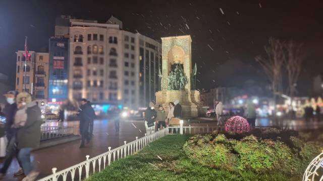 İstanbul'da kar yağışı tekrar başladı! İlerleyen saatlerde etkisini artıracak İstanbul'da kar yağışı tekrar başladı! İlerleyen saatlerde etkisini artıracak