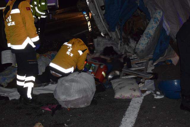 Kamyonet tıra çarptı! Feci kazada anne ve kızı öldü, 5 kişi de yaralandı Kamyonet tıra çarptı! Feci kazada anne ve kızı öldü, 5 kişi de yaralandı