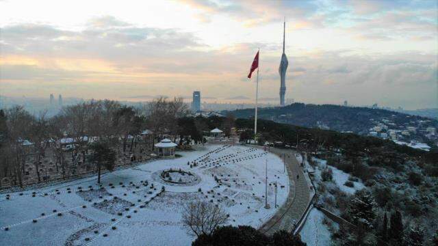 Meteoroloji'nin uyarılarının ardından İstanbul'da kar yağışı etkili oldu! İlçelerden kartpostallık görüntüler yağıyor Meteoroloji'nin uyarılarının ardından İstanbul'da kar yağışı etkili oldu! İlçelerden kartpostallık görüntüler yağıyor