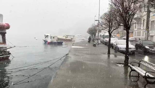 Meteoroloji'nin uyarılarının ardından İstanbul'da kar yağışı etkili oldu! İlçelerden kartpostallık görüntüler yağıyor Meteoroloji'nin uyarılarının ardından İstanbul'da kar yağışı etkili oldu! İlçelerden kartpostallık görüntüler yağıyor