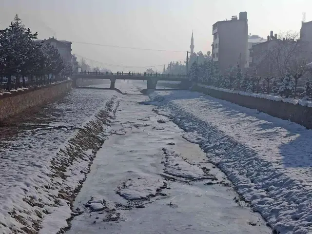 Afyonkarahisar buz kesti: Sıcaklık eksi 17'ye düştü, termometreler buz tuttu